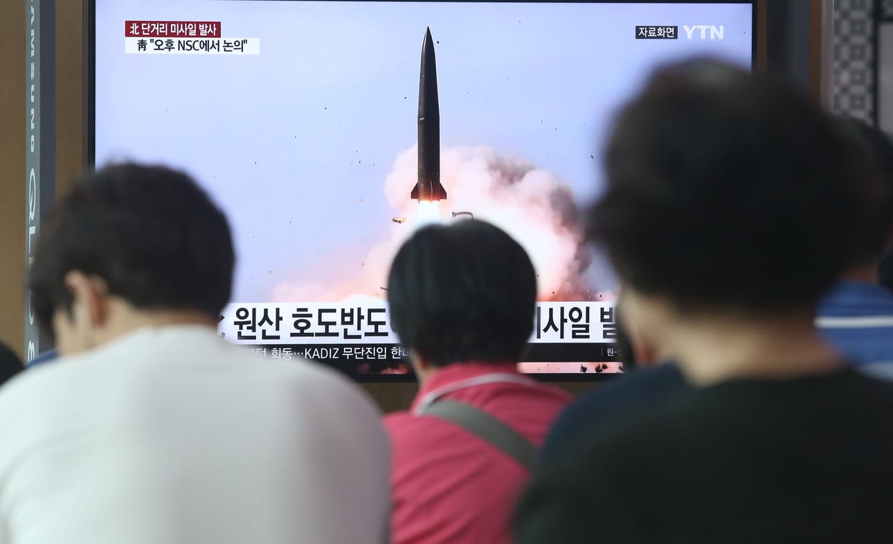 Etelä-Korean pääkaupungissa Soulissa seurattiin torstaina ruuduilta uutisia Pohjois-Korean ohjuskokeista.