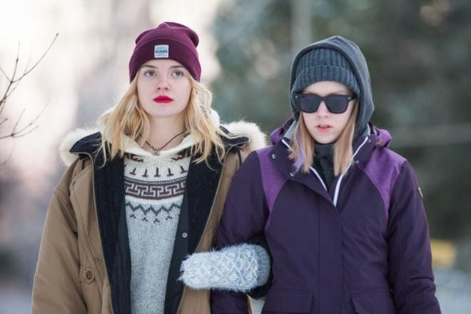 Diva of Finland -elokuvassa pohjoisen pikkukaupungin abiturientti Henna (Suvi-Tuuli Teerinkoski, oik.) kirjaimellisesti sokeutuu kateudesta stalkatessaan Vantaalta muuttavaa Siljaa (Linda Manelius). KUVA: Inkeri Jäntti