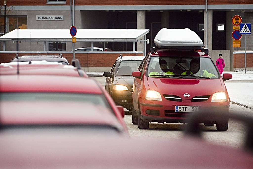 Parkkipaikat Tuiran terveysasemalla ovat kiven alla. Erityisesti aamuisin syntyy ruuhkia.