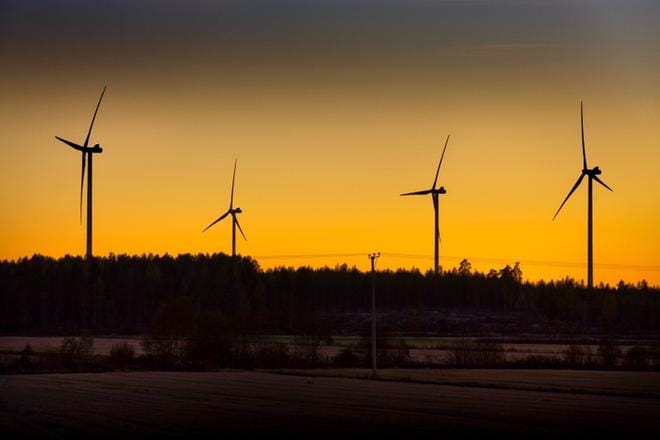 Tuulimyllyt pyörivät Vaasan Vähässäkyrössä. Harva kaupunki Suomessa on täysin kaupunkimainen, vaan kaupunki ja maaseutu limittyvät. KUVA: EETU SILLANPÄÄ
