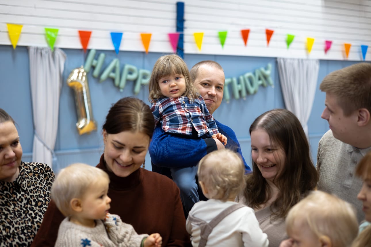 Ruutupaitainen Lassi ja parikymmentä muuta yksivuotiasta juhlivat yhteissynttäreitään Kauhavalla.
