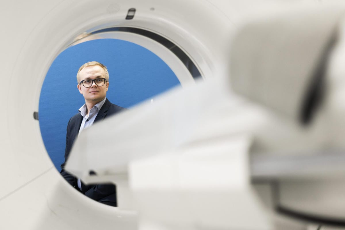 Itä-Suomen yliopiston tutkimusjohtaja, lääketieteen tohtori Eino Solje ja tietokonetomografia-laite Kuopion yliopistollisessa sairaalassa. LEHTIKUVA / MATIAS HONKAMAA