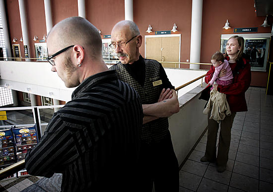 Koneenkäyttäjä Markus Lääkkö (vas.) ja vahtimestari Seppo <br>Karinkanta tuumivat tuleeko komeana kesäpäivänä yleisökato.