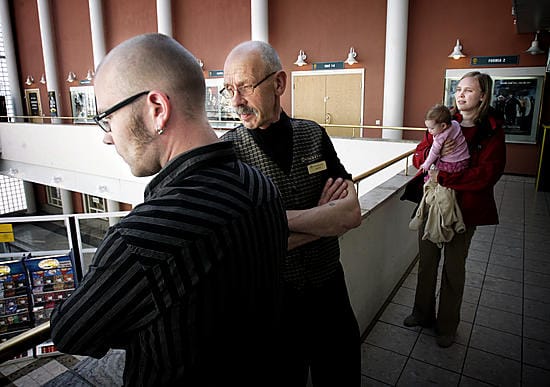 Koneenkäyttäjä Markus Lääkkö (vas.) ja vahtimestari Seppo Karinkanta tuumivat tuleeko komeana kesäpäivänä yleisökato.
