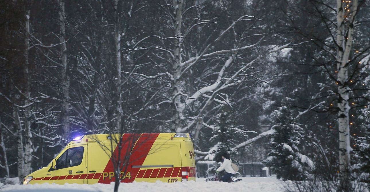 – Jos ambulanssi ajaa yhteen suuntaan neljä tuntia, on se omalta alueelta poissa kahdeksan tuntia. Tuona aikana ei paikkakunnalla ole välttämättä yhtään ambulanssia, sanoo sosiaali- ja terveysministeriön lääkintöneuvosTimo Keistinen.