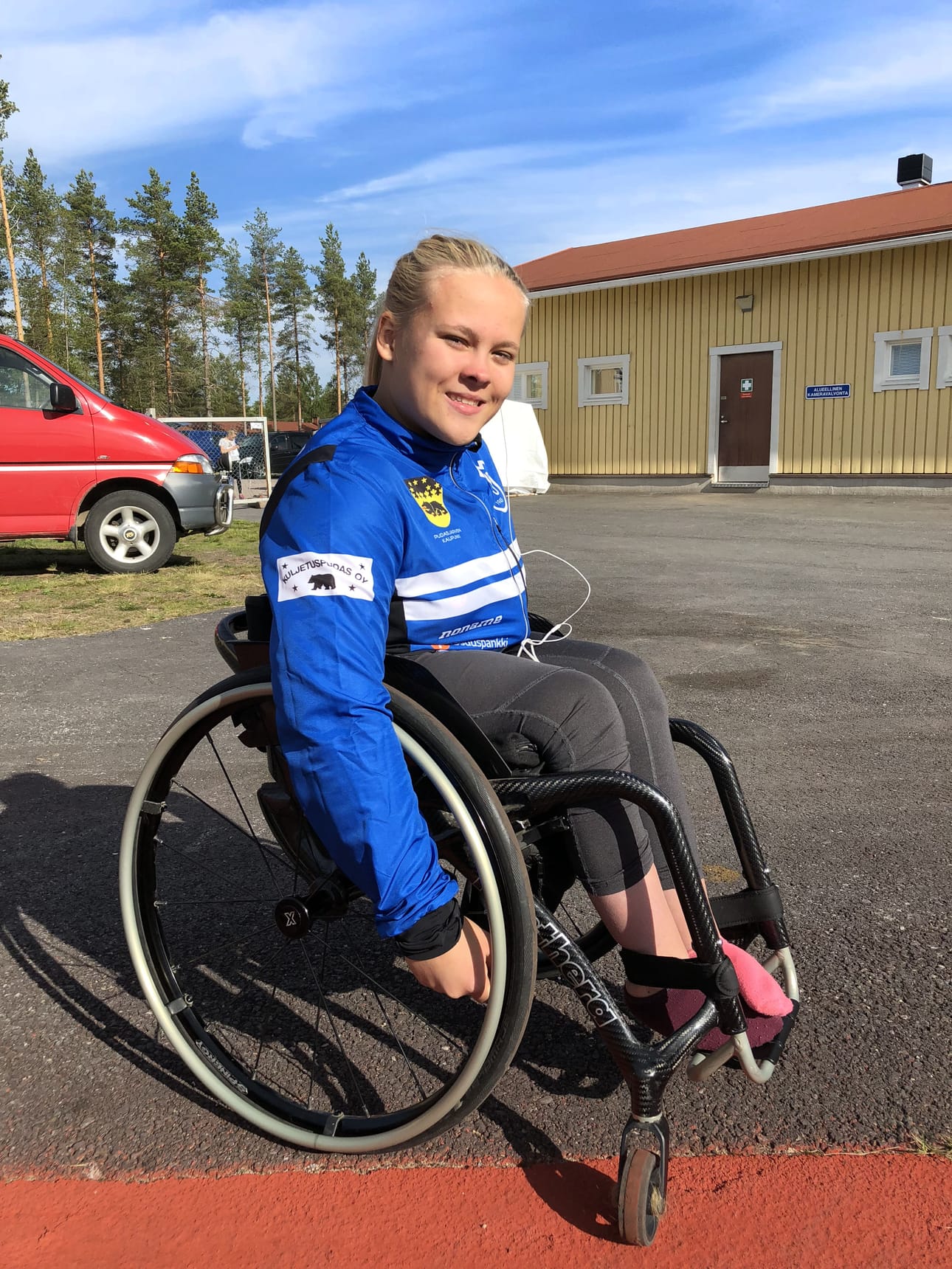Kuvassa Pudasjärven Urheilijoiden Sini Paukkeri, ratakelaaja.