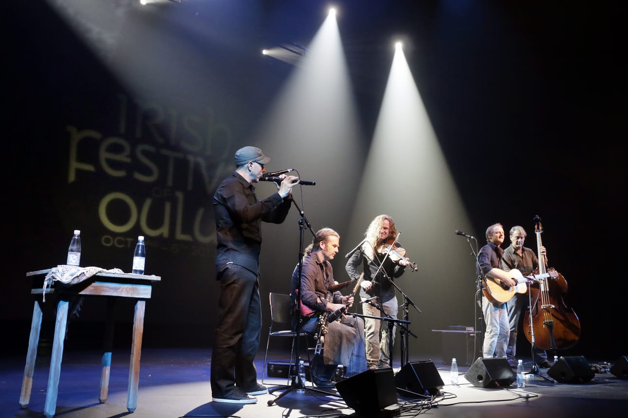 Lúnasa edustaa irkkumusiikin kuuminta kärkeä.Yhtyeeseen kuuluvat Kevin Crawford (vas.), Cillian Vallely, Tola Custy, Ed Boyd ja Trevor Hutchinson.