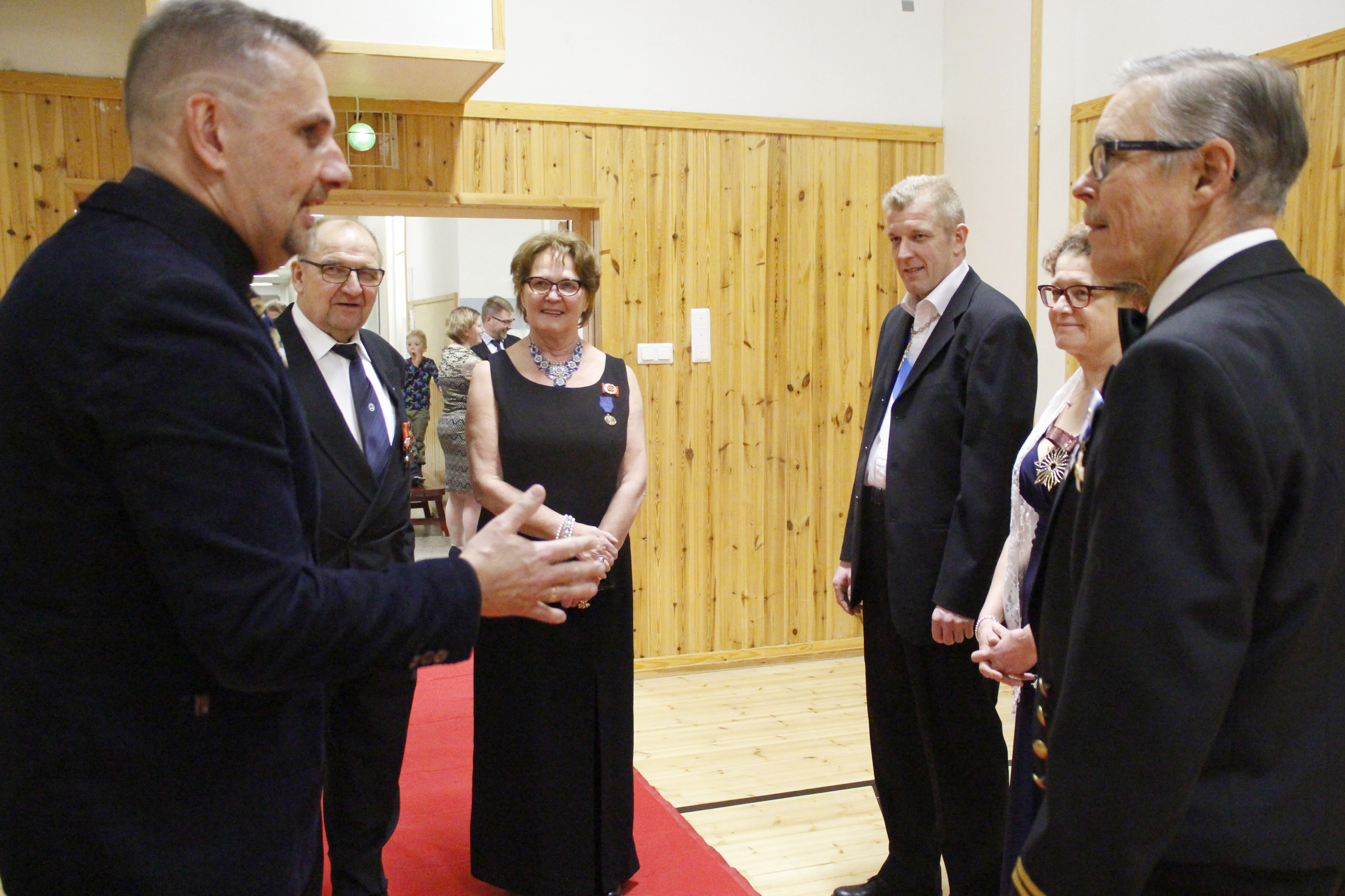 Kuvausten aluksi Vesa Still paljasti Pekka ja Heleena Helanderille, Jukka ja Sirpa Leiviskälle ja Seppo Karppiselle tarkemman juonen kulun.