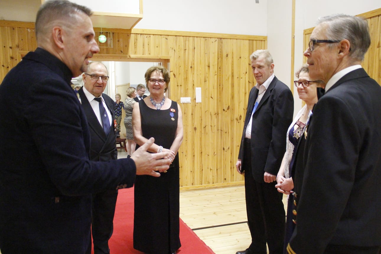 Kuvausten aluksi Vesa Still paljasti Pekka ja Heleena Helanderille, Jukka ja Sirpa Leiviskälle ja Seppo Karppiselle tarkemman juonen kulun.