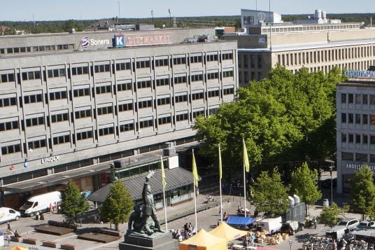 Vaasan tori. Poliitikot suoltavat somessa kehuja ja kuvia kesä-Vaasasta. Puheen sijaan kaivataan tuloksia. KUVA: TERESA NURMIOJA