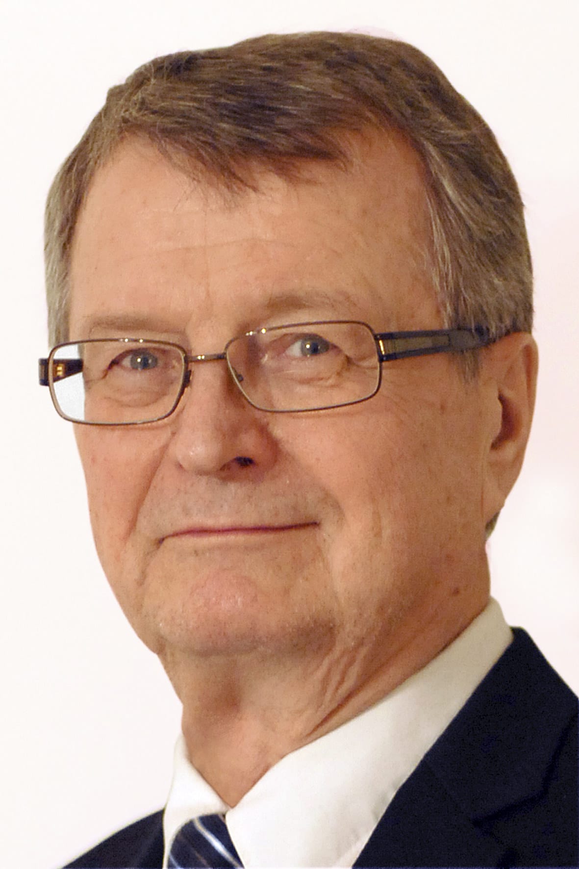 Oululaisen historiantutkijan, filosofian tohtori Matti Kyllösen kirjoittama 420-sivuinen uutuusteos käsittelee Kuusamon koskisodan vaiheisiin liittyvää Koillissanomien linjaa, lehden perustamisesta, vuodesta 1950 vuoden 1970 loppuun.