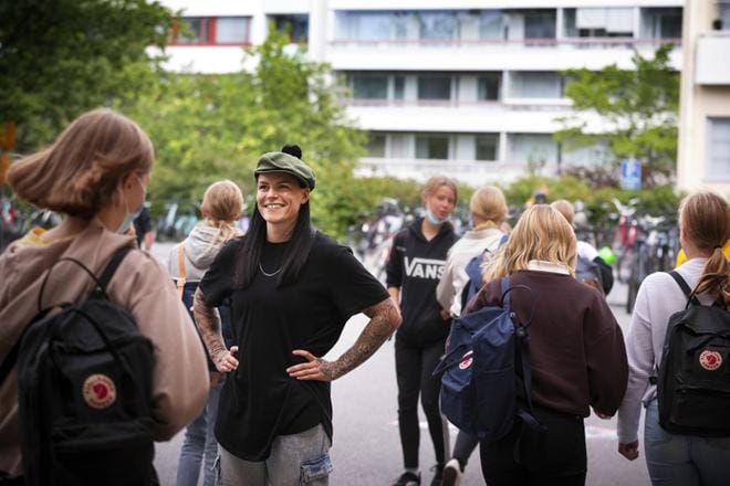 Kati Sirkola toivoo saavansa yhteyden myös sellaisiin oppilaisiin, jotka ovat ujoja tai vetäytyviä. Hänen tehtäviinsä kouluvalmentajana kuuluu kouluviihtyvyyden parantaminen. KUVAT: JARNO PELLINEN