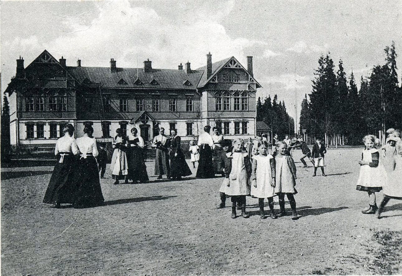 Raahen seminaari aloitti toimintansa vuonna 1896. Sieltä valmistui yli 3000 kansakoulunopettajaa vuoteen 1971 mennessä, jolloin toiminta lopetettiin.