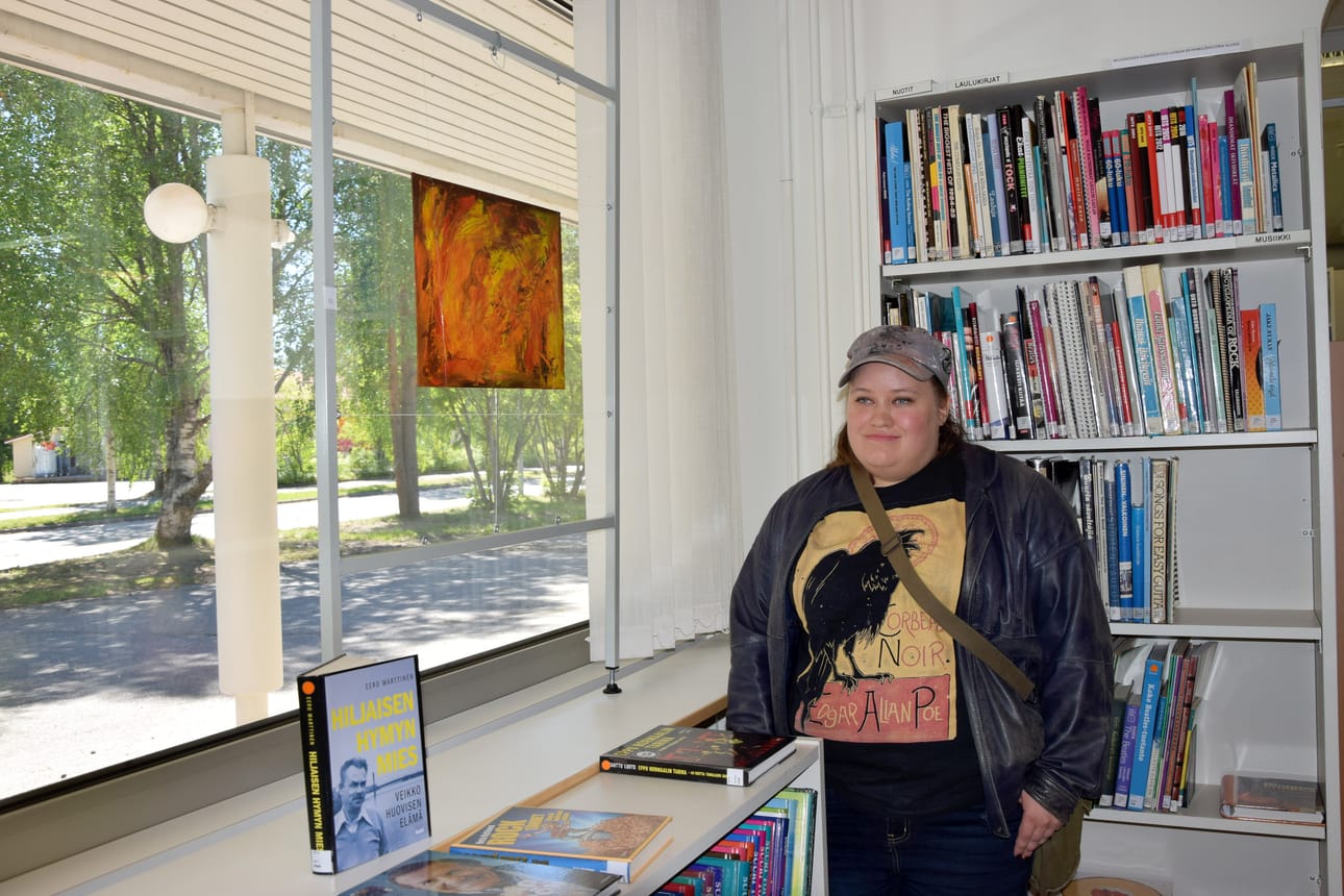 Oululainen Piia Syri keksi pystyttää Insomniac-taidenäyttelyn Piippolaan miesystävänsä Sakari Hankosen yllyttämänä. Vasemmalla yksi näyttelyn puhuttelevimmista teoksista, Nuotio.