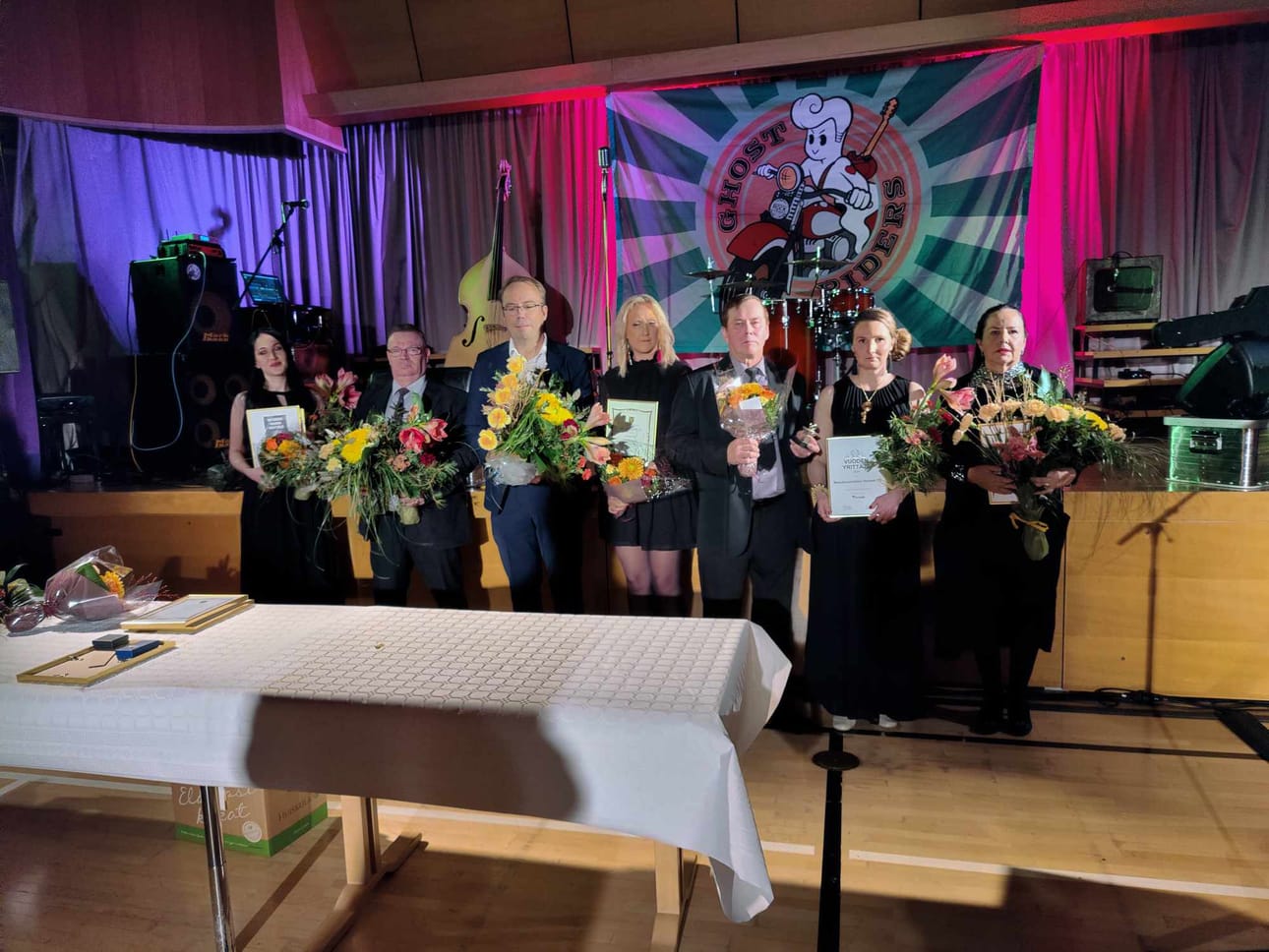 Oulaisten yrittäjäjuhlassa palkitut yhteiskuvassa. Noora Impola toinen oikealta.