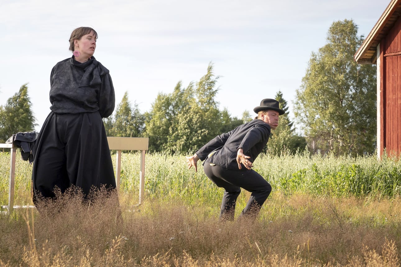 Hailuoto-teatterifestivaali nousee uudelleen festivaalikartalle, kun sponsorit ja fanit lahjoittivat tapahtumalle reilut 10 000 euroa. Festivaali järjestetään ainakin seuraavat viisi vuotta. Kesällä 2024 J. L. Suomelan pihalla nähtiin esitys Äänessä Minna Canth, kuvassa Maija Yrjölä ja Eetu Känkänen.