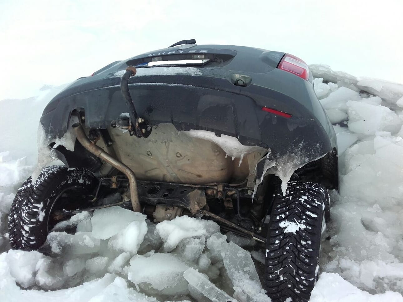 Auto upposi railoon takarenkaita myöten.