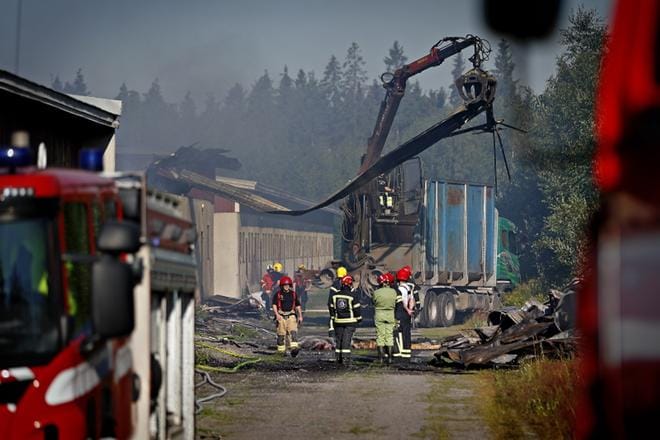 Suuret määrät kuolleita eläimiä vaativat tulipalot kertovat, että maataloudessa on siirrytty suuren tuhopotentiaalin aikakauteen. KUVA: TOMI KOSONEN