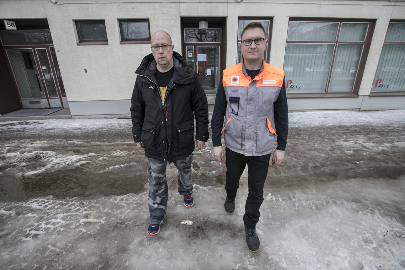 Stora Enson Oulun Nuottasaaren tehtaalta irtisanotaan 365 työntekijää. Yhtiö aloitti maaliskuussa yt-neuvottelut, jotka on saatu nyt päätökseen. Kuvassa ammattiosaston puheenjohtaja Ari Itämies (vas.) ja pääluottamusmies Olli-Pekka Kaikkonen. Arkistokuva maaliskuulta.