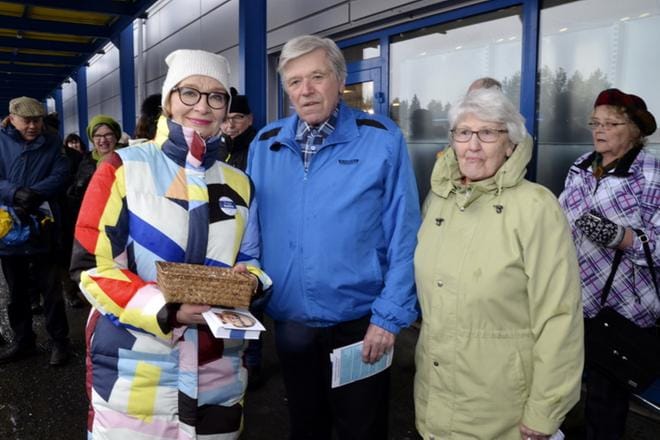 Paula Risikko tapasi Alajärven yleisötilaisuudessa Timo ja Laina Mikkolanahon. KUVA: MARKKU TURPELA