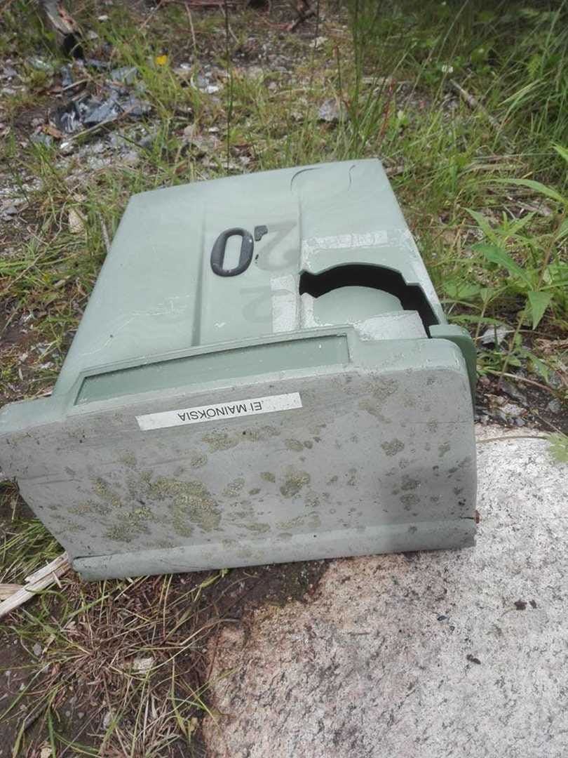 Joku oli tuonut paikalle mukanaan myös postilaatikon.
