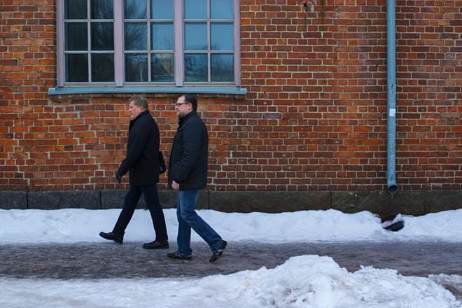 Juha Rantala (taka-alalla) nousi Vaasan valtuustoon politiikan jättäneen Ville Jussilan paikalle. Perussuomalaisuus oli väistyjän mukaan ylitsepääsemätön asia työnantajille. KUVA: MINNA ANTILA