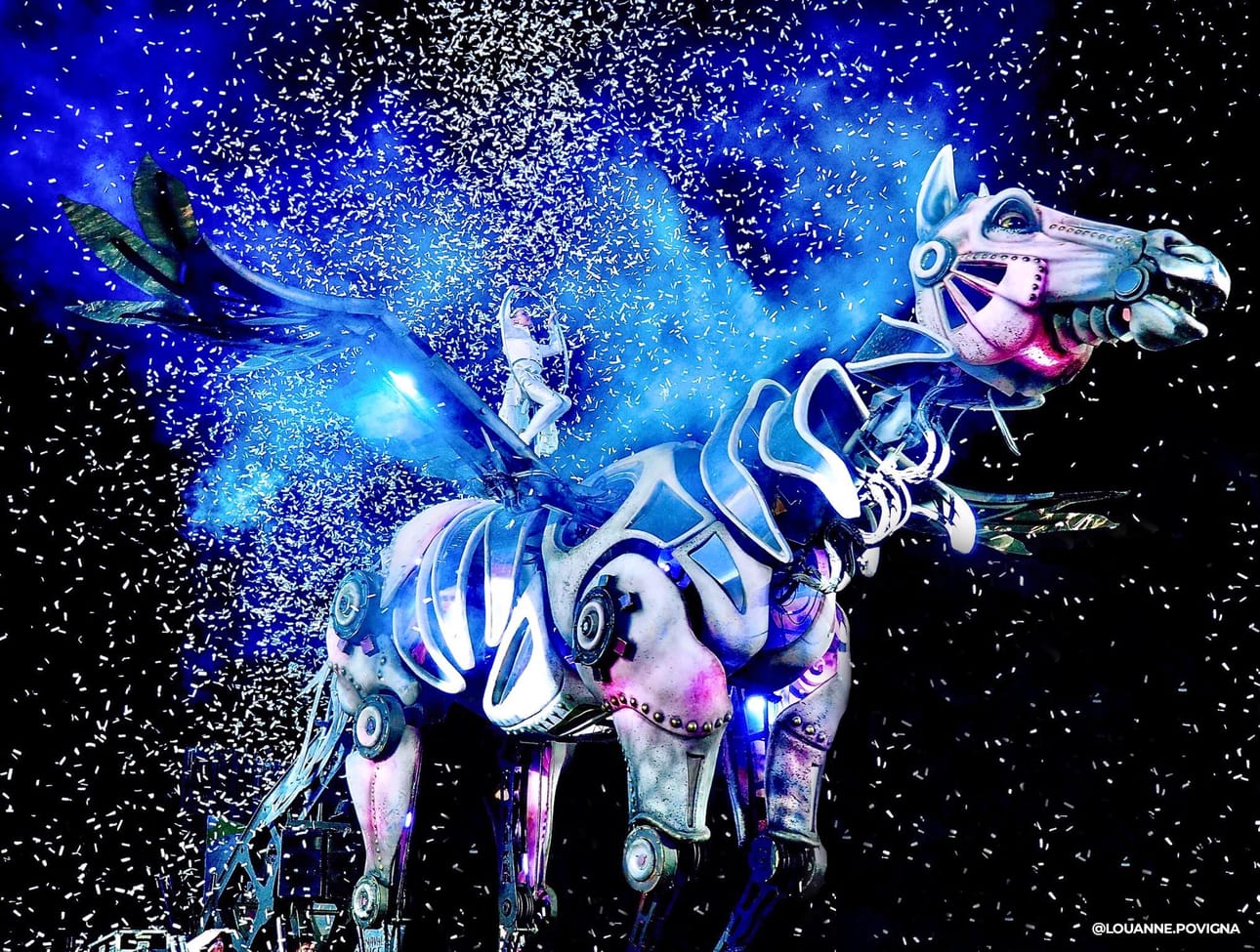Pegasus – tähtien laulu yhdistää valon, musiikin, oopperan, sirkuksen ja ilma-akrobatian näyttäväksi katutaide-esitykseksi. 11 metriä pitkä ja seitsemän metriä korkea siivekäs hevonen herätetään eloon 12 kansainvälisen taiteilijan voimin.