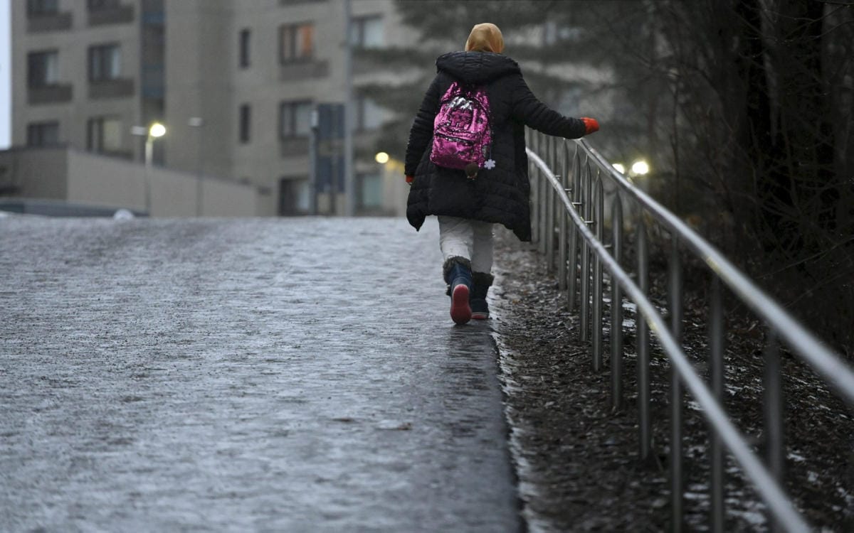 Varoa kannattaa sekä liikenteessä että jalkakäytävillä. LEHTIKUVA / HEIKKI SAUKKOMAA