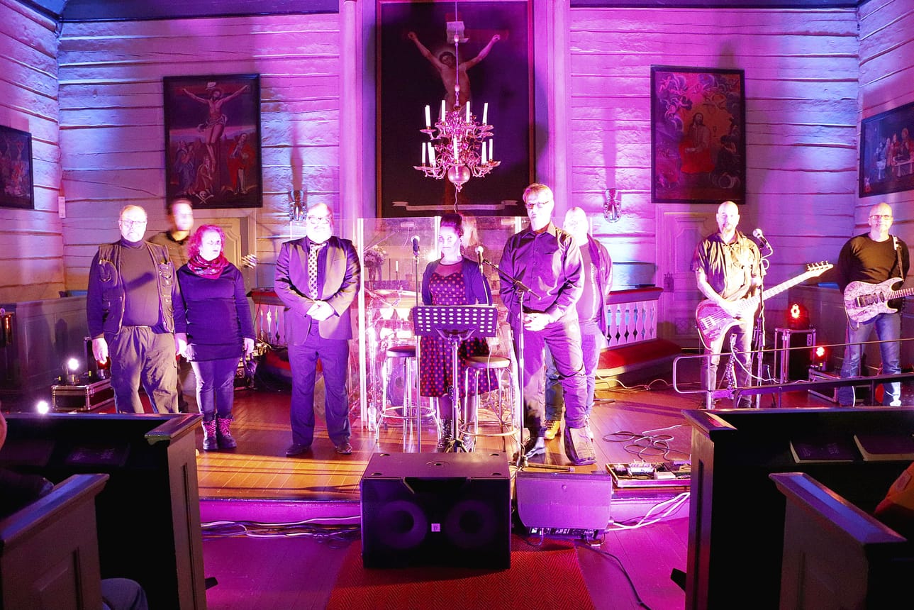 Konsertin järjestäjät kuvassa vasemmalla: Erkki Riihiaho, Lasse Aaltonen, Hanne Vähäkuopus ja Marko Koivula. Yhtye Zenith Reunion, solisteina Heidi Mikkola ja Jouni Juurikka, soittajat Jukka Ihme, Jukka Uusi-Illikainen, Jukka Jokikokko ja Ville Hanhisuanto.