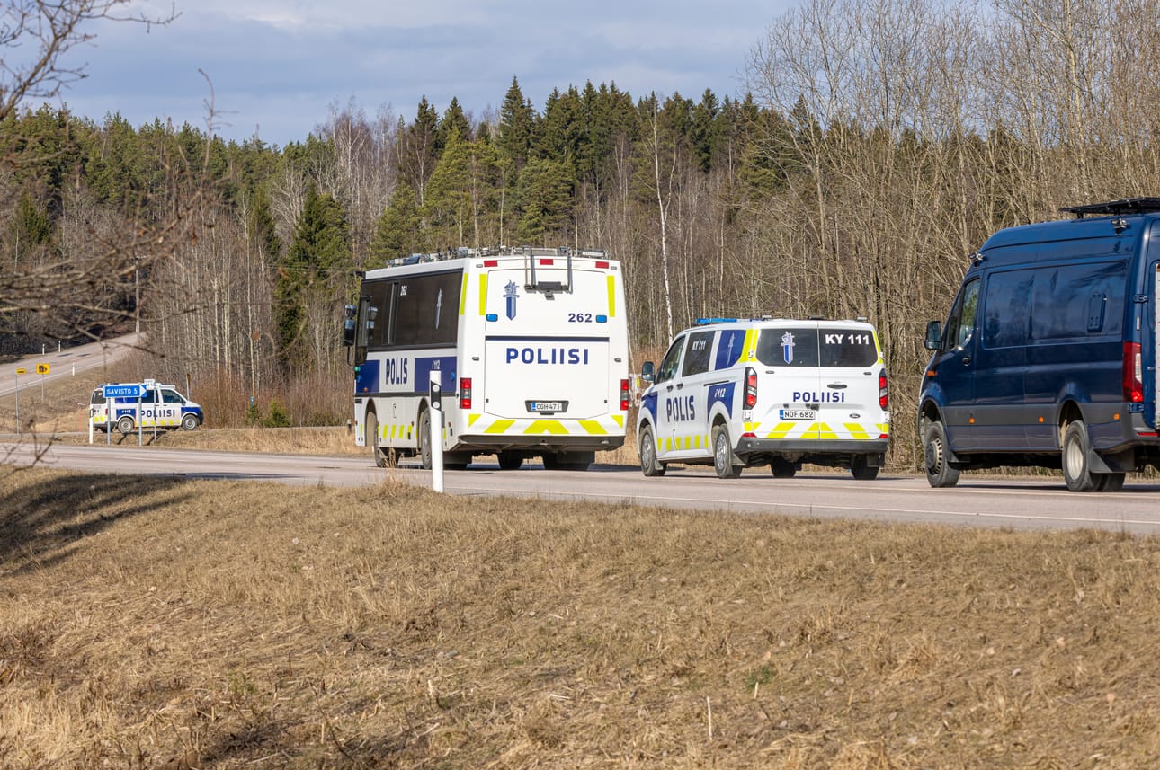 Poliisi eristi maastoalueet Kouvolan lähistöllä, jonne kaksi Ukrainan pitkänkantaman droonia harhautui sunnuntaina 29. maaliskuuta aamulla. Lennokki-iskuillaan Venäjän Suomenlahden pohjukan öljysatamiin Ukraina pyrkii horjuttamaan Venäjän öljykauppaa.