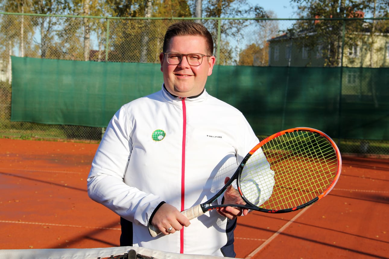 Antti Kantola tuli vuonna 2011 töihin Asianajotoimisto Henriksson & Heikkilä Oy:öön , jossa porukan yhteinen harrastus oli tennis. Kantola harrastaa lajia muun muassa Kemin Karihaaran tenniskentillä.
