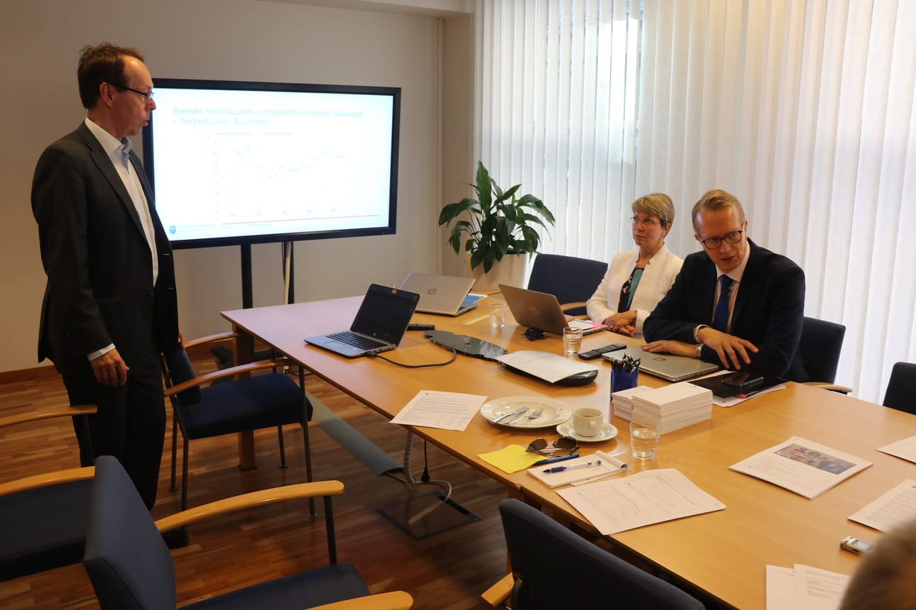 Työllisyysrahaston Tapio Oksanen (vas.), Merli Vanala ja Janne Metsämäki kertoivat rahaston ensi vuoden näkymistä torstaina.