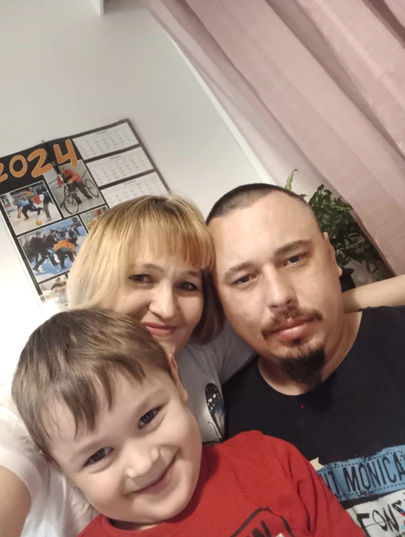Natalia Filipovych (43) kiittää Suomea ja suomalaisia lämpimästä vastaanotosta ja avusta hädän hetkellä. Kuvassa myös Maksim ja puoliso Vladimir.