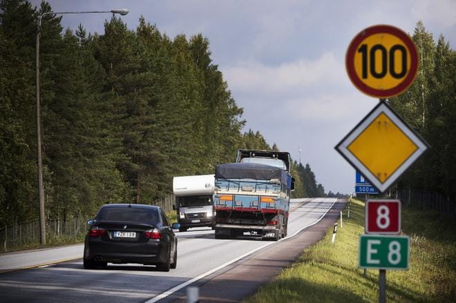 Jos Turusta Ouluun kulkeva Kasitie pääsisi runkoväyläksi, se takaisi raskaalle liikenteelle 80 kilometrin tuntinopeuden ja muu liikenne saisi huristella 100:aa kilometriä tunnissa. KUVA: JARNO PELLINEN