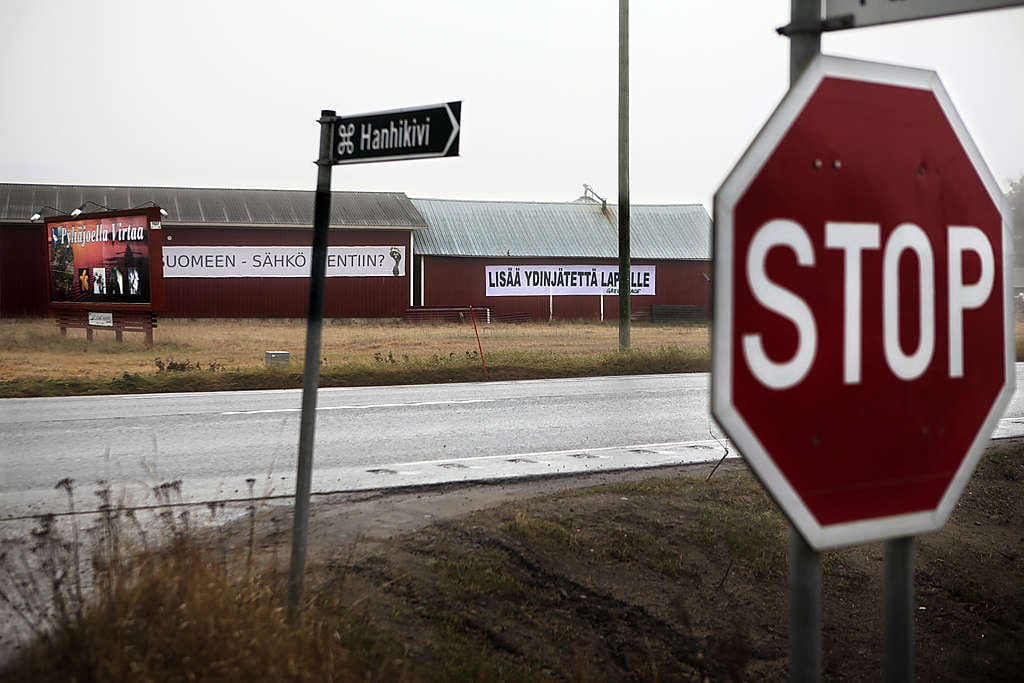 Ydinvoiman vastustajien lisäksi varoituksen sanoja pyhäjokisille on tullut Haapavedeltä, jossa turvevoimalan rakentamisen aikana avioerojen määrä kasvoi, kun paikkakunnalle tuli paljon vieraita rakennusmiehiä.