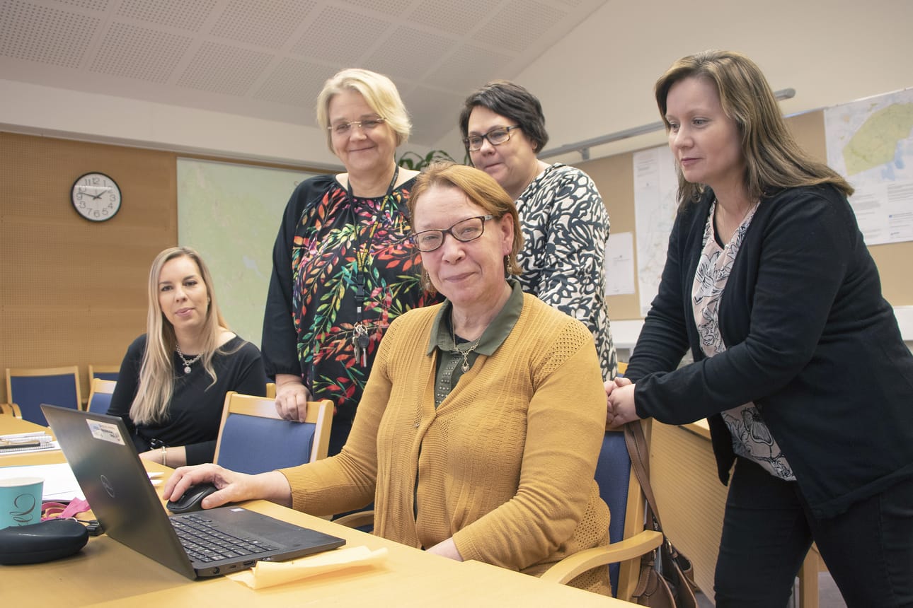 Maakunnan verkostopäällikkö Anna-Liisa Lämsä (keskellä)tuntee maakunnan TYP-tilanteen hyvin. Seutukunnalliseen palaveriin osallistuivat TE-asiantuntija Titta Hinkula (oik.), sosiaaliohjaajaj Anita Riihiaho, työllisyysvastaava Helena Repo ja opiskelija Sanna Ojala. Skypeyhteyden takana mukana oli myös Kelan työkykyneuvoja Marika Korhonen.