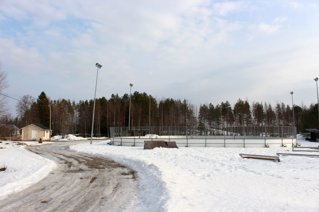 Kunnan omistama, padelhallin rakentamiseen soveltuva, maa-alue sijaitsee kuvassa näkyvän jääkiekkokaukalon ja huoltorakennuksen takana vasemmalla. Arkistokuva