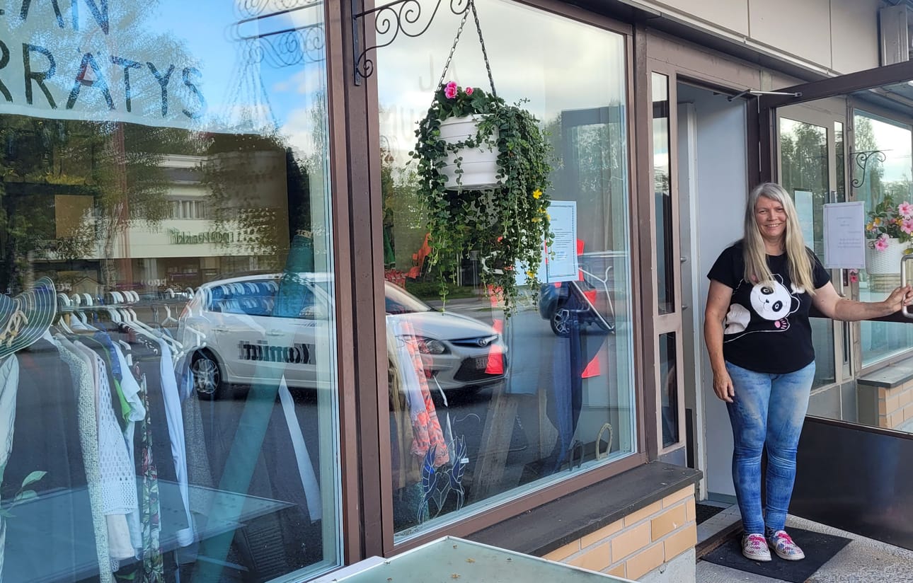 Lea Mäkisuvio toteutti pitkäaikaisen haaveensa kirpputorista Kortesjärven keskustassa. Läheisen, tyhjillään olevan kaupan isommat tilat kiinnostavat jo tuoretta yrittäjää.