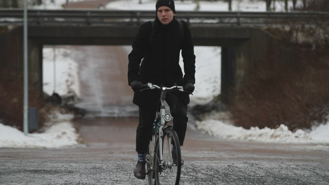 Oulun kaupunki jakoi ledivaloja ja suklaata pyöräilijöille