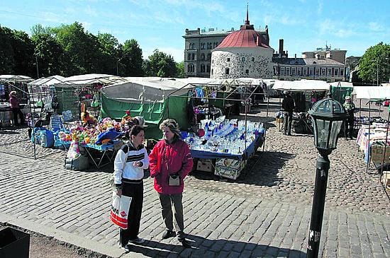 Viipurin keskustan tori on toiminut monille suomalaisille muun muassa kristalliastiastojen hankintapaikkana.