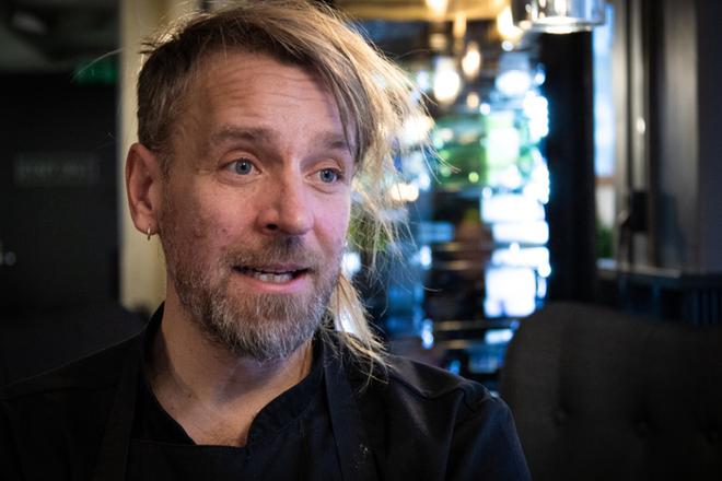 Jyrki Tsutsunen kokkaa hämmentäviä annoksia kävyistä ja muurahaisista – Näillä vinkeillä sinäkin valmistat amareton pihlajasta ja jälkkärin männynkävyistä