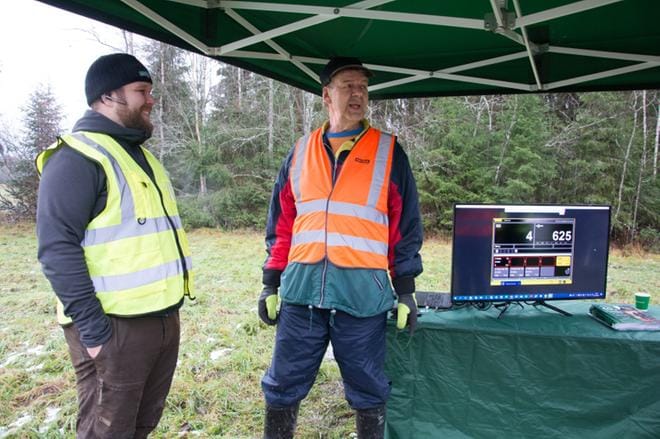 Projektipäällikkö Kimmo Viitamäki seurasi yhdessä metsänomistaja Jussi Hakojärven kanssa hakkuun etenemistä esittelyteltassa. KUVAT: KAROLIINA SYRJÄ