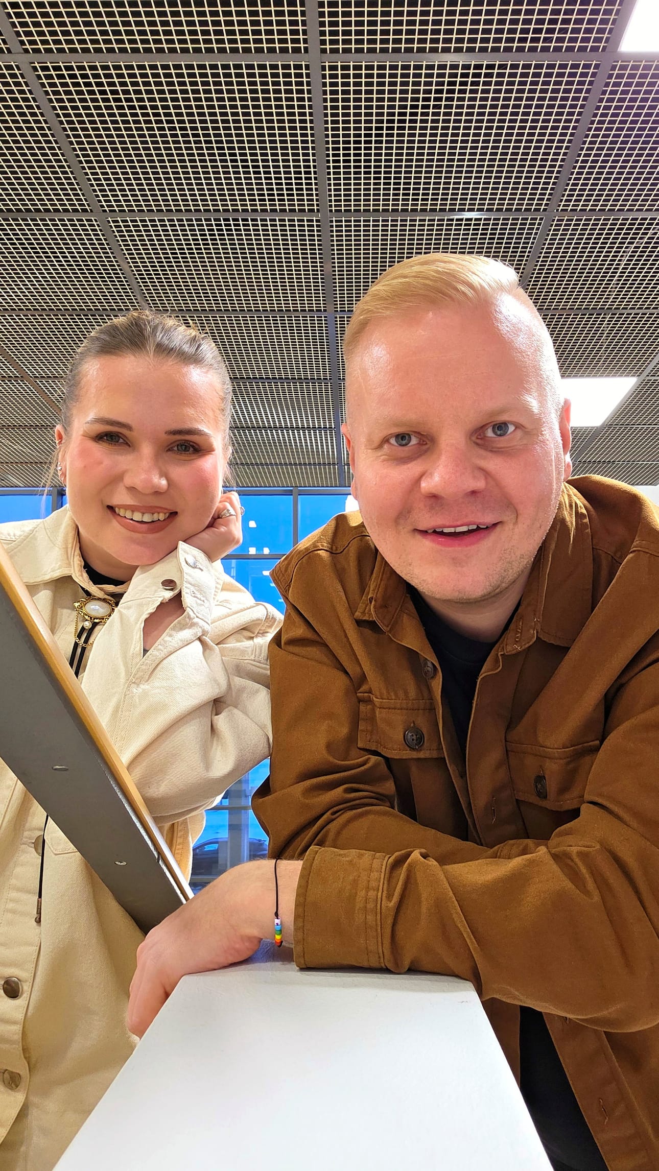 Jenna Lämsä ja Henri Ylikulju juontavat Koivuluoto Areenalla järjestettävän Oulu2026-avajaistapahtuman.
