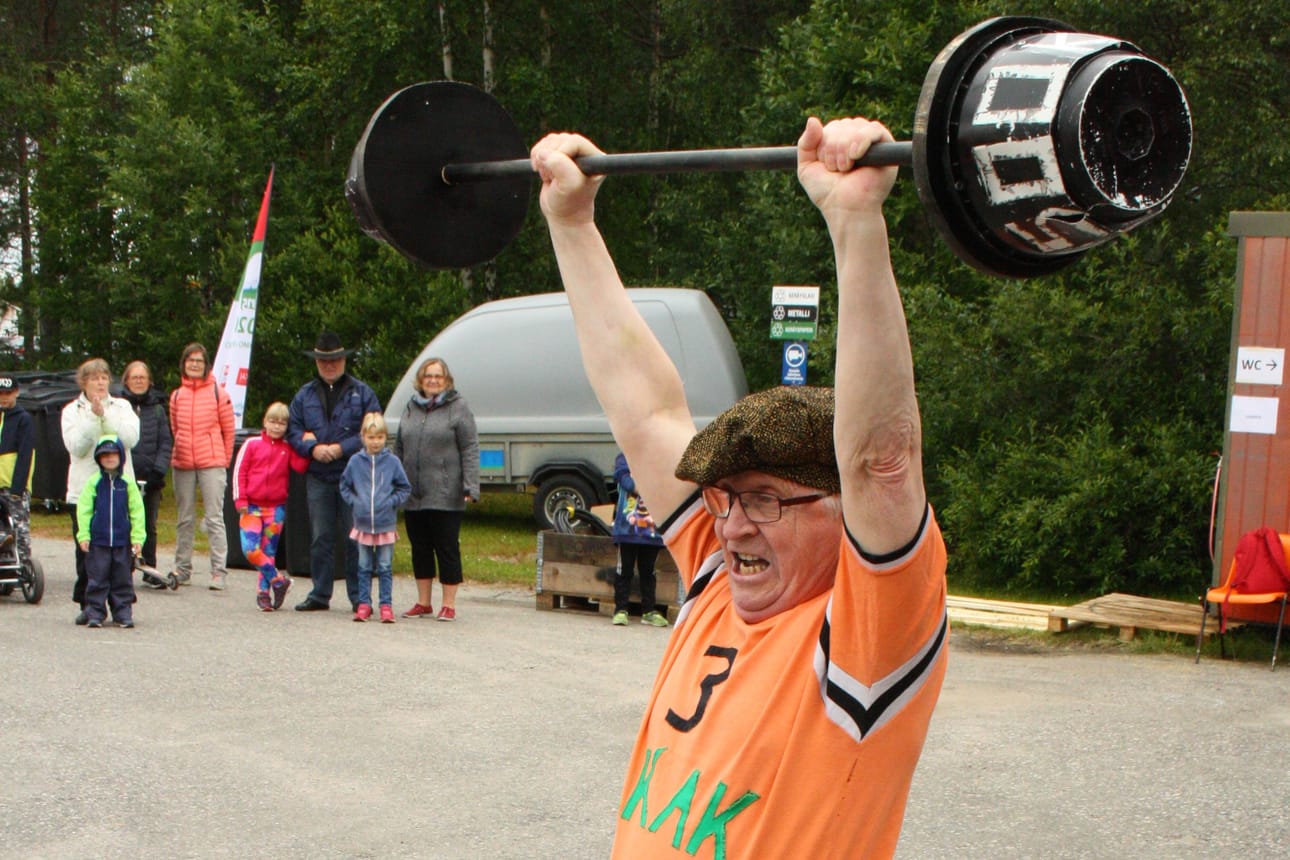 Kalervo Posio näytti maailman vahvimman miehen kykyjä Posion Muikkumarkkinoilla Eläkeliiton yhdistyksen Hymyhuulet-ryhmän esityksessä.