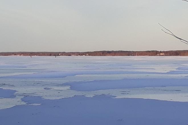 Alajärven jää houkutteli luistelemaan viime viikonloppuna. Suomen Uimaopetus- ja Hengenpelastusliitto muistuttaa, että jäät ovat nyt heikkoja kaikkialla Suomessa. KUVA: SARI HEINILÄ