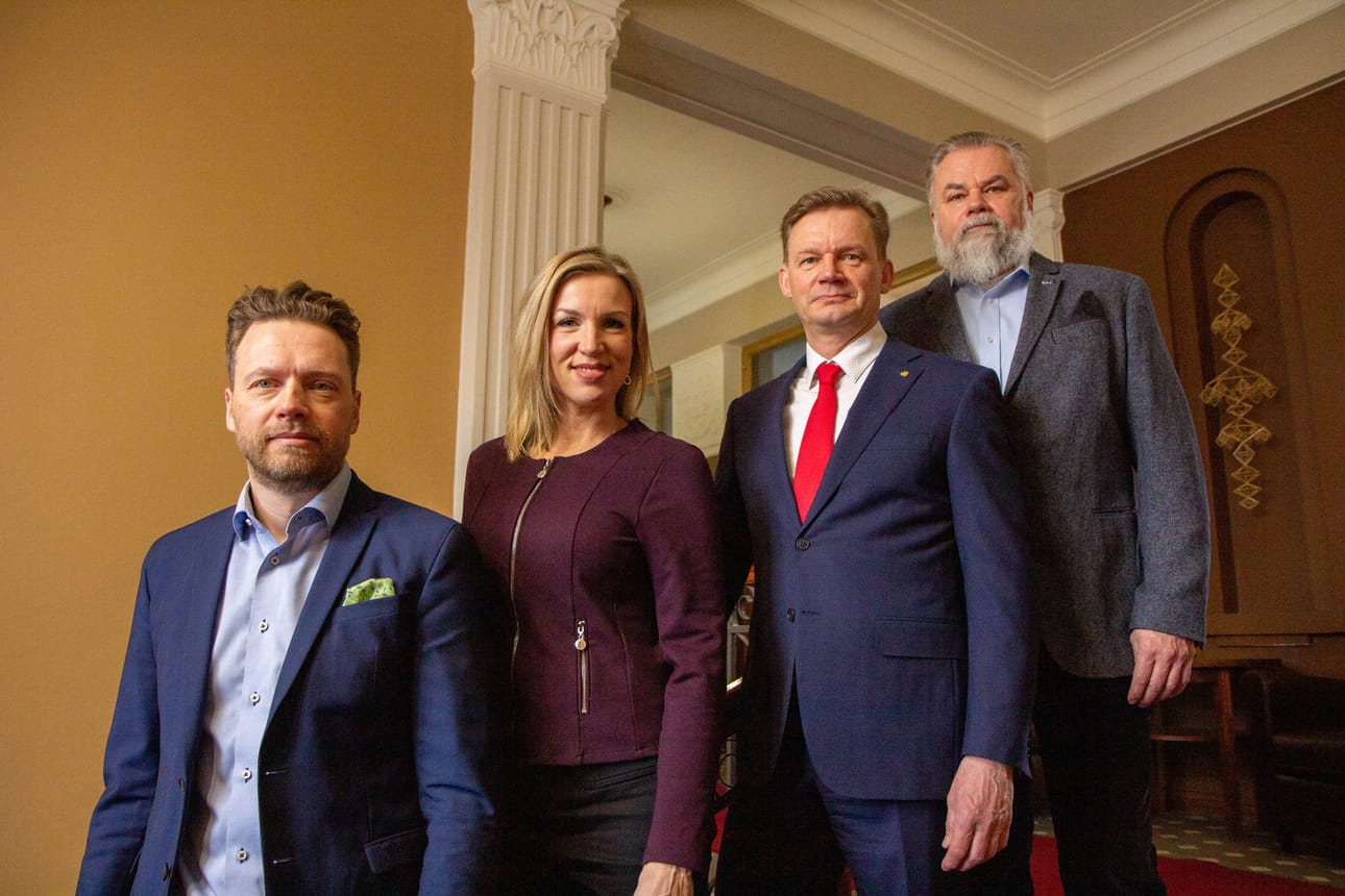 Pohjanmaan kauppakamarin johtaja Mikael Hallbäck, Pohjanmaan kauppakamarin toimitusjohtaja Paula Erkkilä, Vaasan yliopiston rehtori Jari Kuusisto sekä Vaasan yliopiston yhteysjohtaja Harry Linnarinne.