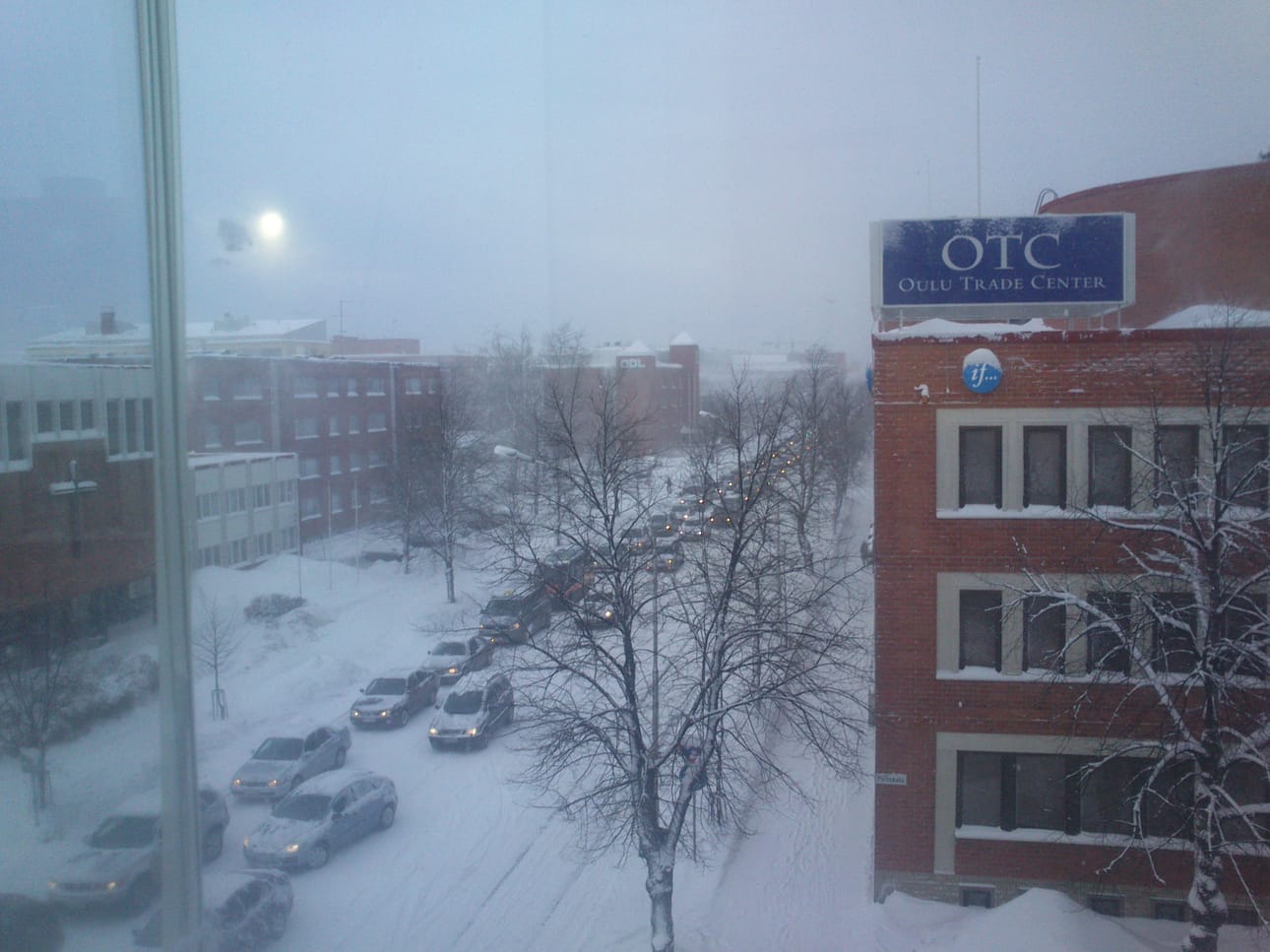 Pohjantien liikennekaaos ruuhkauttaa myös muuta katuverkkoa. Liikenne seisoi Uudellakadulla iltapäivällä kello 16 aikaan.