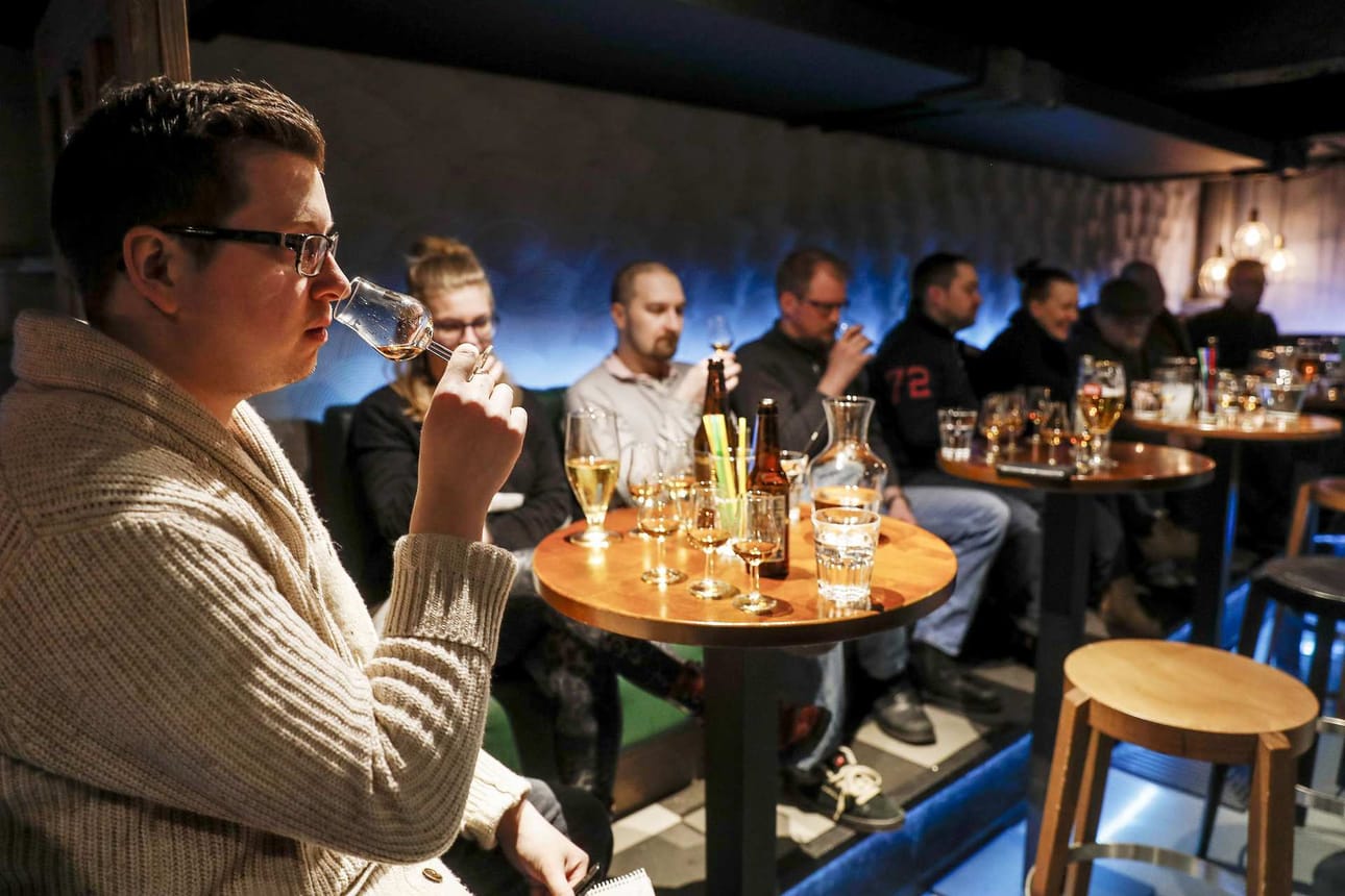 Yhdessä. Viskin ystävien seuralla on Rovaniemellä nelisenkymmentä jäsentä. Viimeisin VYS tasting pidettiin Oliver's Cornerissa 4. huhtikuuta. Etualalla Mikko Lindelä.