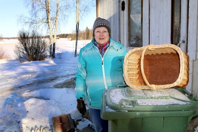 Hannele Saloranta sanoo, että hänellä on jo sopimus paperinkeräyksestä ja astia sitä varten. Kunnan jäteasema on tuttu osoite muille jätteille. KUVA: HARRI KALLIO-KURSSI