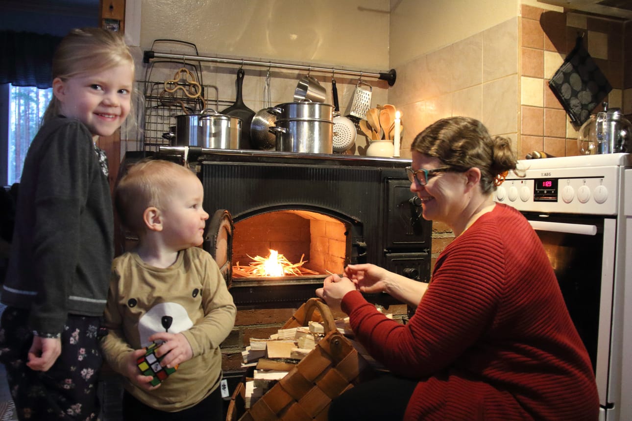 Helmikerttu ja Elias Rantala ovat äitinsä Maija Rantalan pikkuapulaisia. Heillä on selkeät mielipiteet siitä, mikä leivinuunissa valmistettu ruoka on parasta.